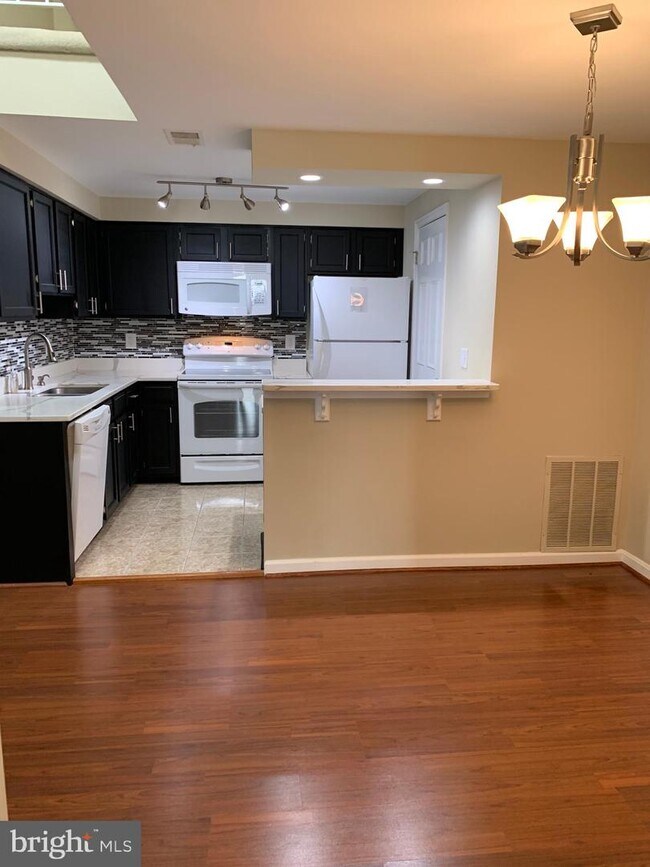 Building Photo - 6084B Essex House Square