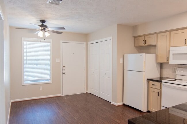 Building Photo - 1902 Woodsman Dr