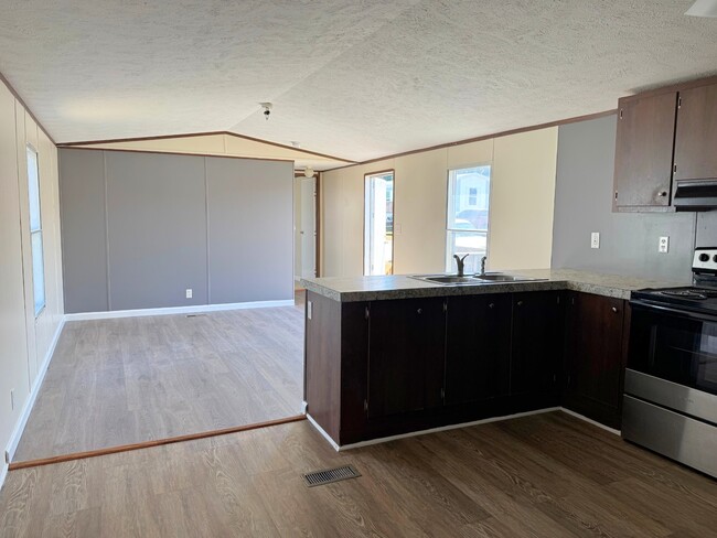 Building Photo - 580 Banjo Way