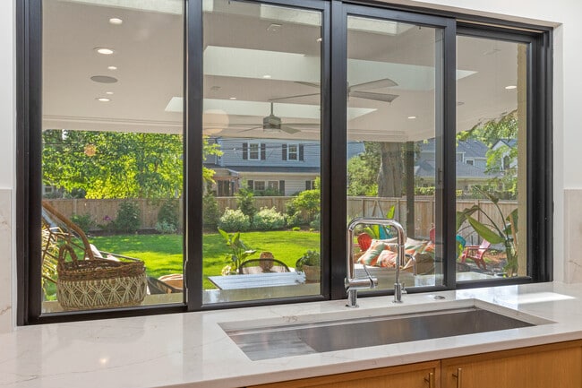 Building Photo - 9526 Lawndale Ave