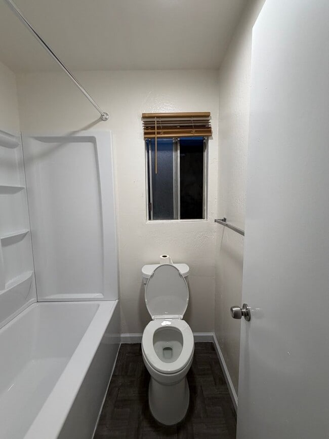 Building Photo - Move in ready 3 Bd 2BA home in upper NE Bakersfield