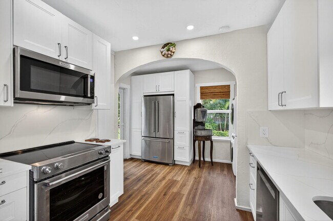 Building Photo - 825 34th St