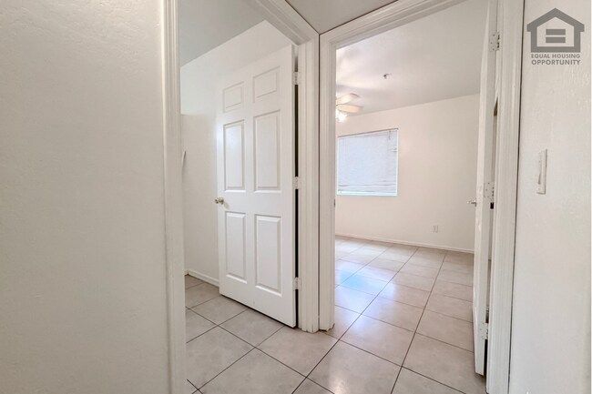 Building Photo - 2 Bed/1 bath Downstairs Apartment at 40th St/Bell Rd