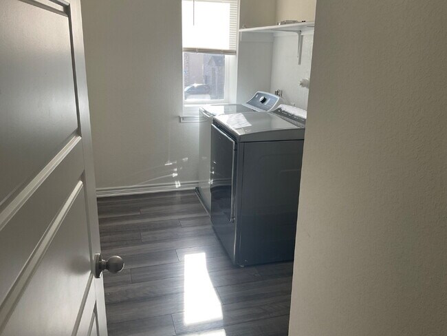 Building Photo - New beautiful 3/2.5 home with Office