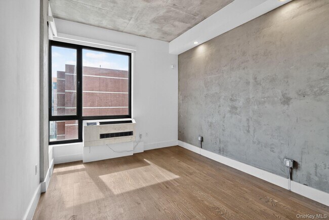 Building Photo - 225 E 138th St