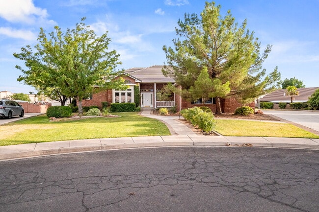 Building Photo - "Spacious 4-Bedroom, 4.5 Bathroom 4792 sq. ft. Retreat with Scenic Views and Cozy Fireplace in St...