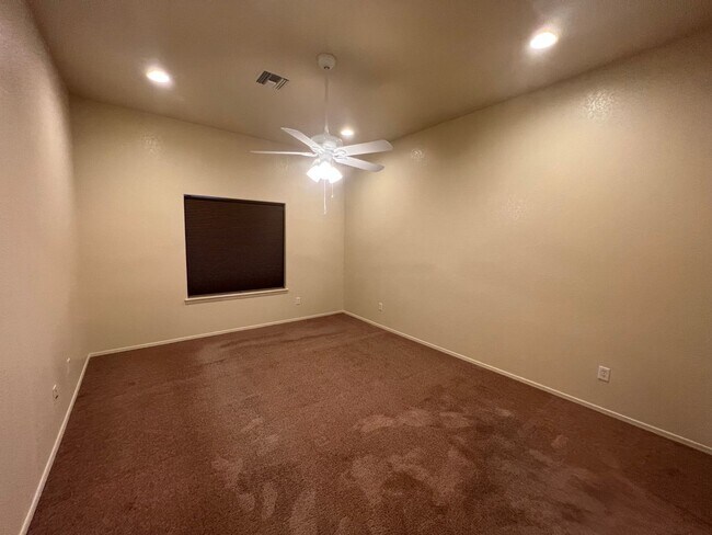 Building Photo - 4 BED POOL HOME!