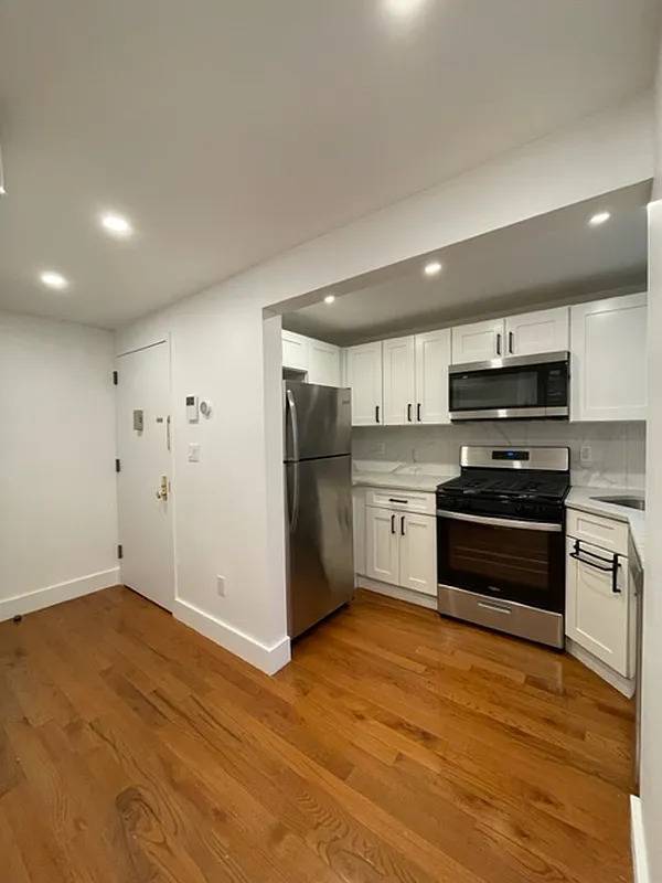 Building Photo - 69 6th Ave