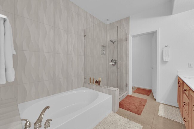 Building Photo - Charming 2 bedrooms 2 Bathrooms in the Amb...