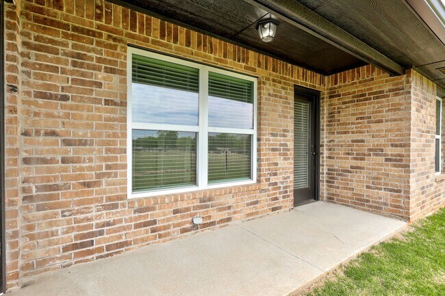 Building Photo - 710 League Cir