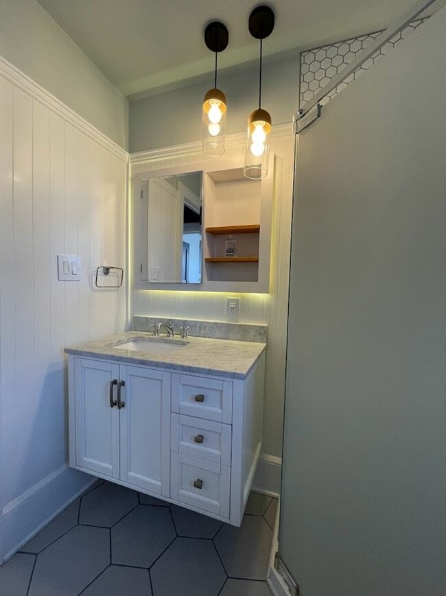 Building Photo - Three bedroom one bathroom home for rent