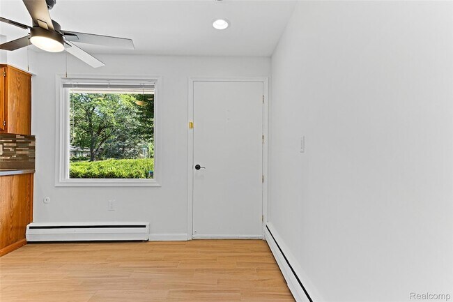 Building Photo - 3765 Ruthland Rd