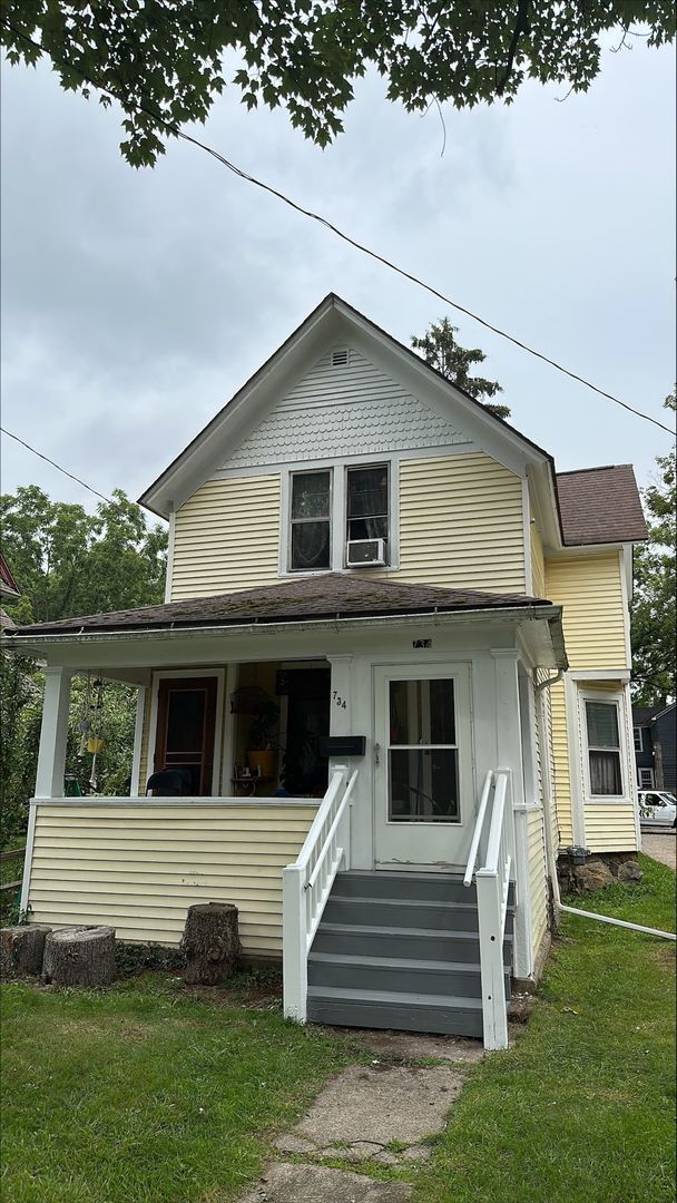 Primary Photo - 734 Village St