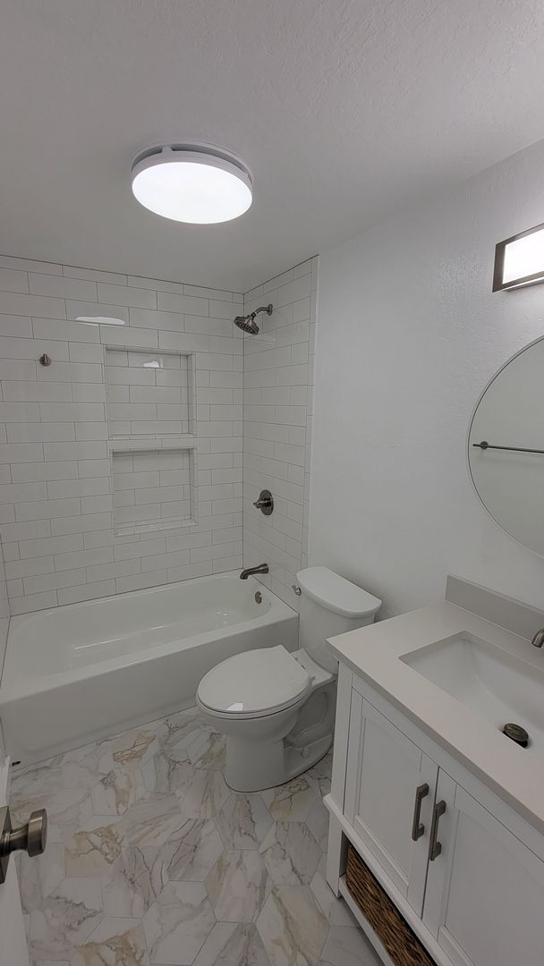 Building Photo - Recently updated 2 Bedroom 1 bath in the  ...