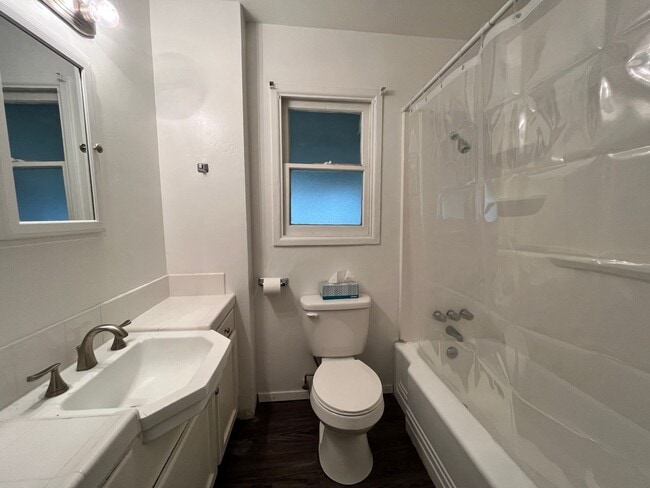 Building Photo - Centrally located 3-bedroom house