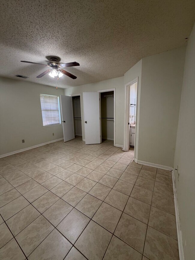 Building Photo - FOR RENT