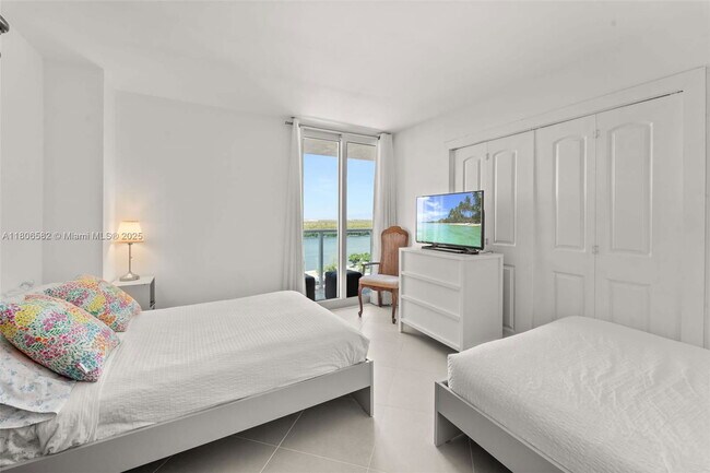 Building Photo - 100 Bayview Dr