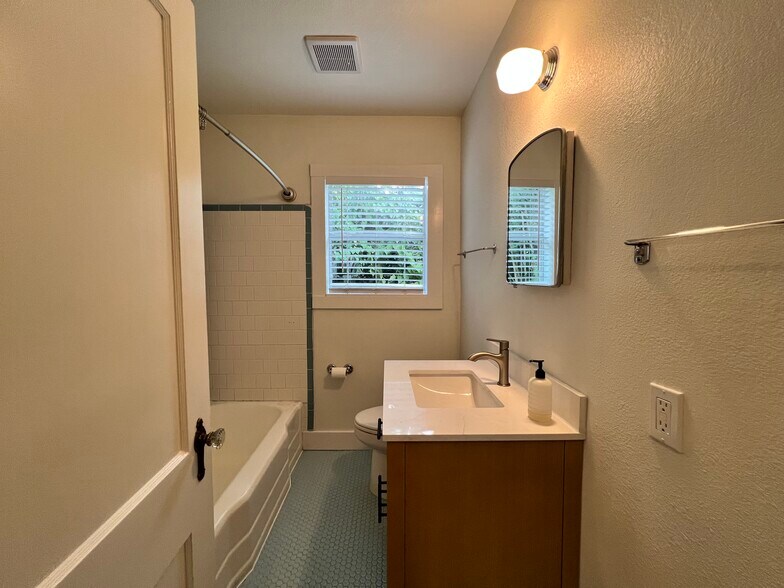 Building Photo - 927 Donaldson Ave