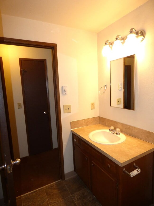 Building Photo - Rent Special: 1/2 Off April's Rent!! 2-bedroom Single Level Apartment