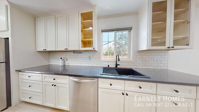 Building Photo - 5844 Vesper Ave