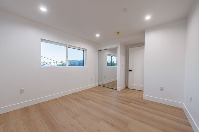 Building Photo - 1656 S Hayworth Ave