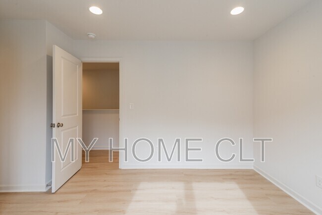 Building Photo - 2719 Capitol Dr