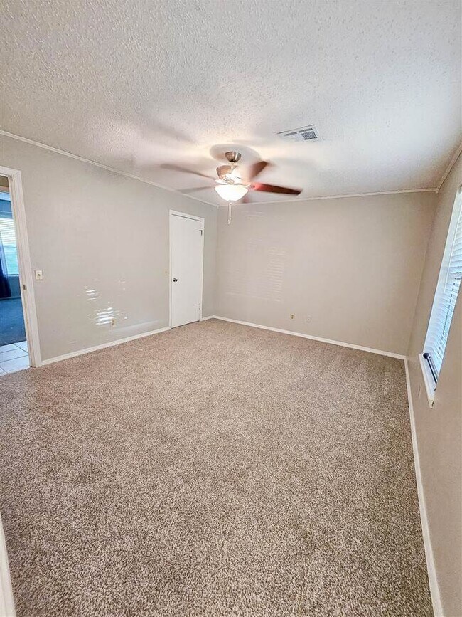 Building Photo - 2513 NW Robinhood Dr