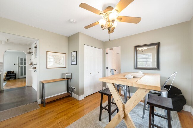 Building Photo - 3BD, 1BA Edgewater Home with Lard Back Yard and 2-Car Garage
