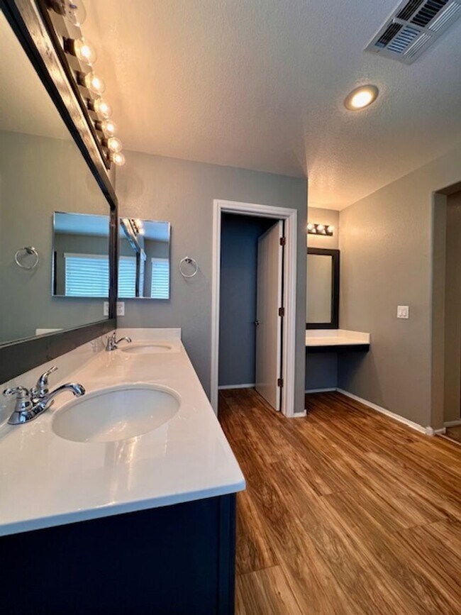 Building Photo - Cul-de-Sac Gated Community / Gated Communi...
