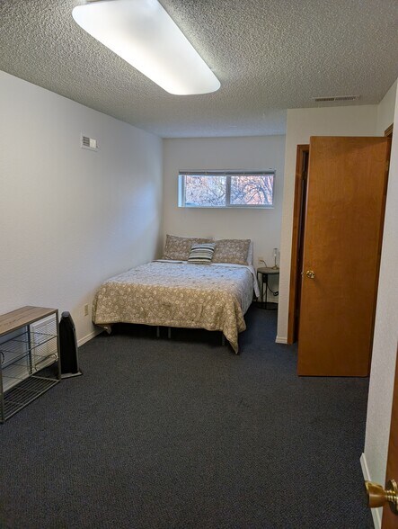 Building Photo - 605 Flora St