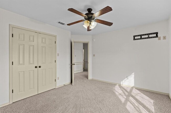 Building Photo - 209 Sarahs Ln