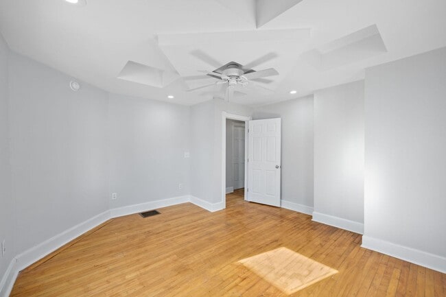 Building Photo - MADISONVILLE - Spacious 3 - 4 bedroom,  1 ...