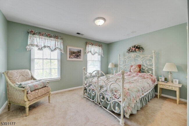 Building Photo - 2 Bedford Dr