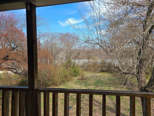 Building Photo - Charming home with wonderful yard!