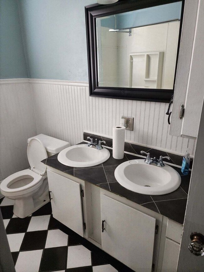 Building Photo - 2 Bedroom 2 bath house 1850 Square Foot!! Lots of Room!!