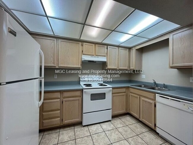 Building Photo - Spacious townhouse available for your July move-in!