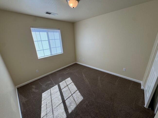 Building Photo - Beautiful home for rent in Visalia