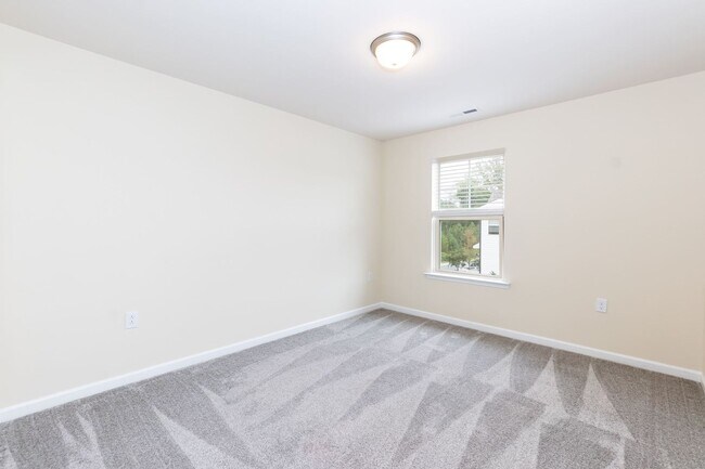 Building Photo - Three Bedroom Home
