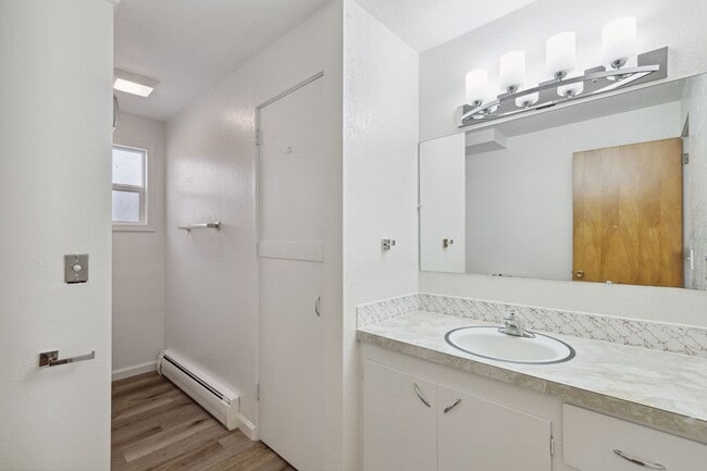 Building Photo - Knowles Properties