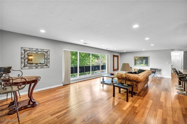 Building Photo - 2202 Acacia Park Dr