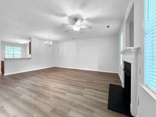 Building Photo - $250 Off Rent!!!! Beautiful Townhome, Fenc...