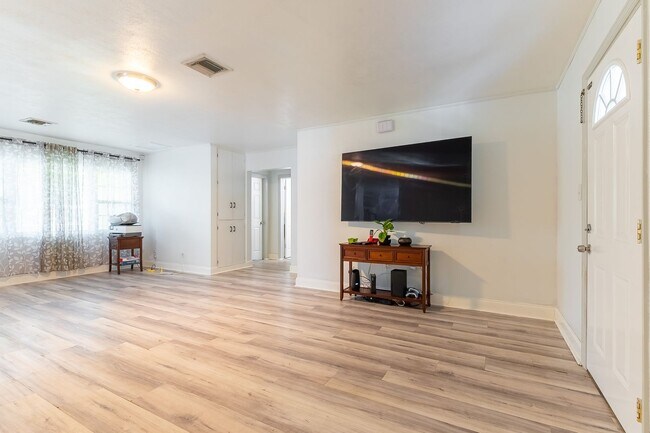 Building Photo - Spacious, Pet Friendly, 2 Bed Home with La...