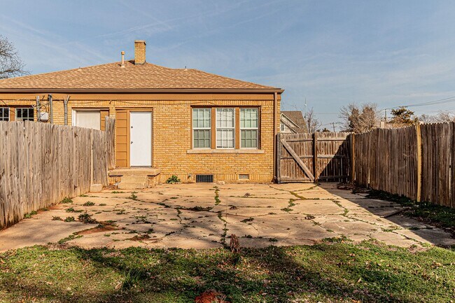 Building Photo - 2 Bed 1 Bath Duplex in NE OKC