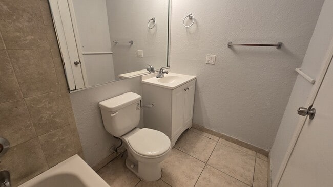 Building Photo - 492 Banyon Tree Cir