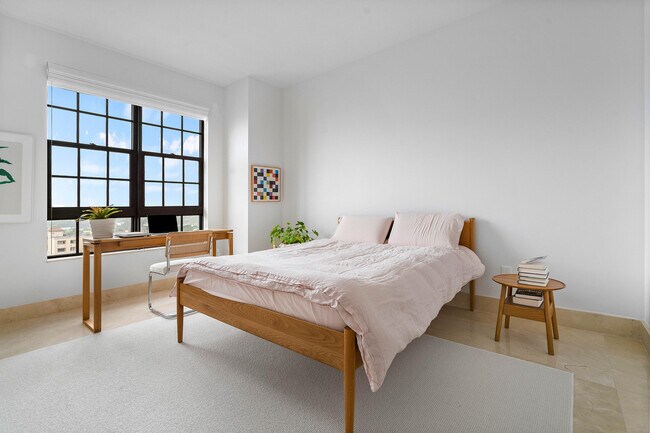 Building Photo - 801 S Olive Ave