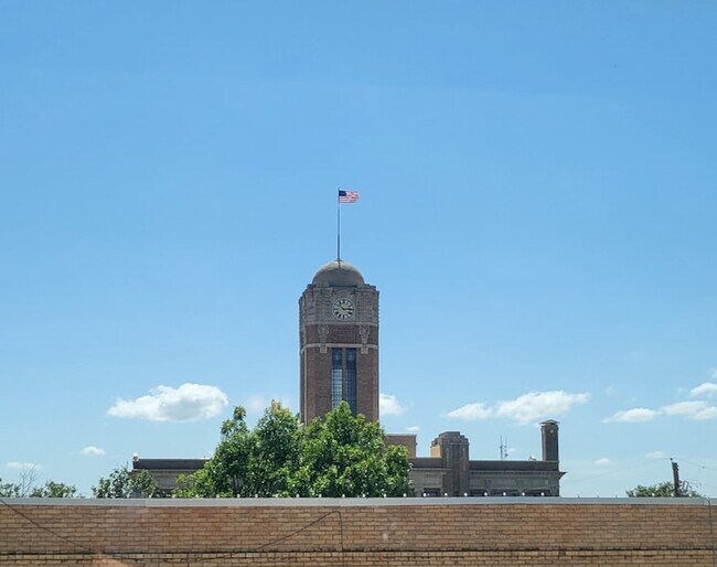 Building Photo - 201 E Chambers St