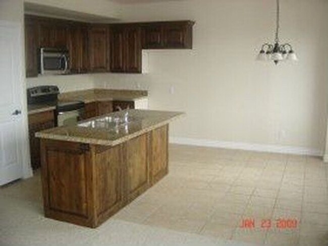 Building Photo - Beautiful 3 Bedroom Town Home PG!