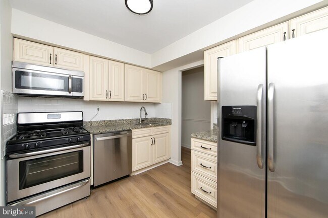 Building Photo - 222 Echelon Rd