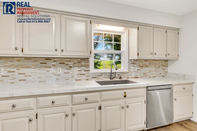 Building Photo - Beautiful Brentwood 3 BD home with attache...