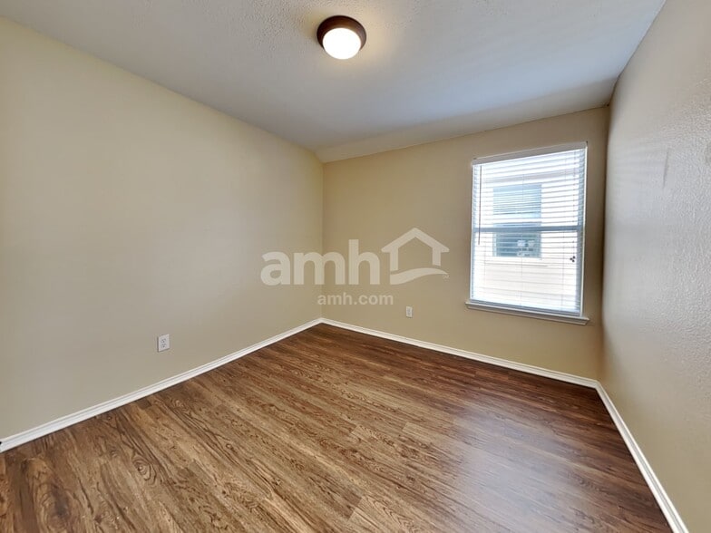 Building Photo - 2020 Fairview Dr